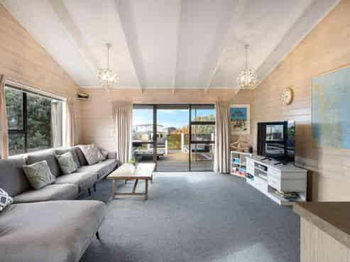 2 Banks Street, Cooks Beach