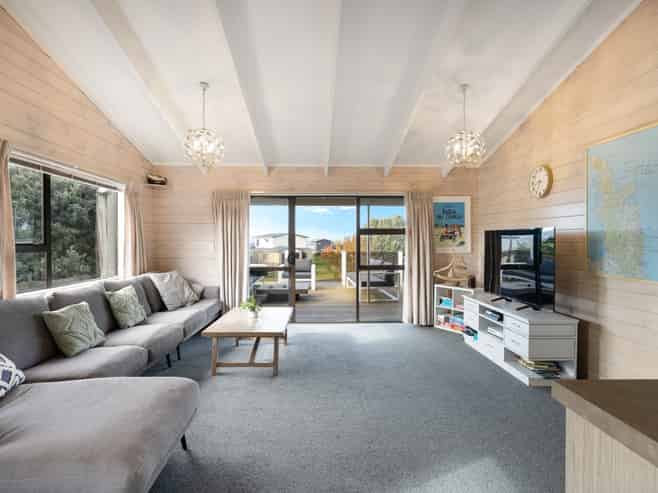 2 Banks Street, Cooks Beach