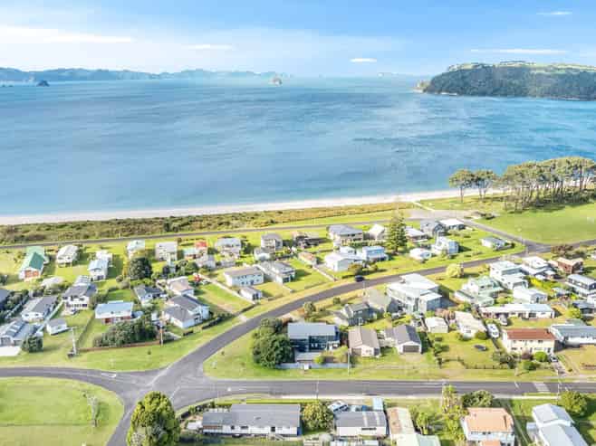 2 Banks Street, Cooks Beach