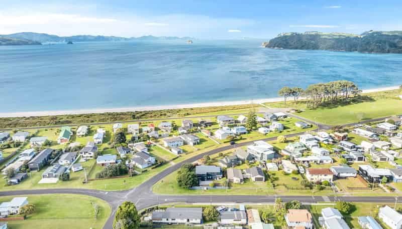 2 Banks Street, Cooks Beach