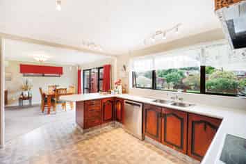 135 Amberley Avenue, Highbury