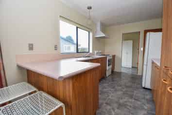 123 Broadway, Carterton