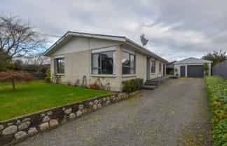 123 Broadway, Carterton