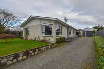 123 Broadway, Carterton