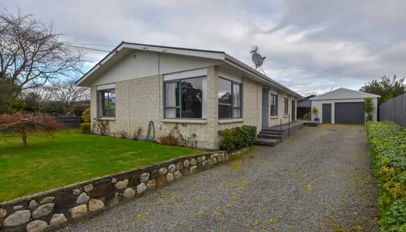 123 Broadway, Carterton