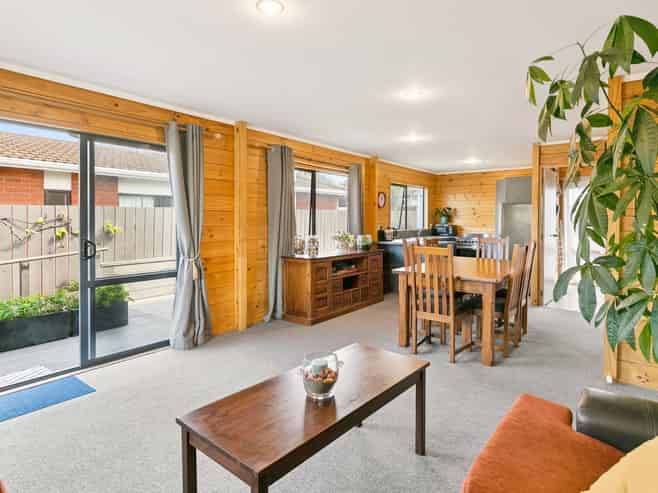 104 Apu Crescent, Lyall Bay