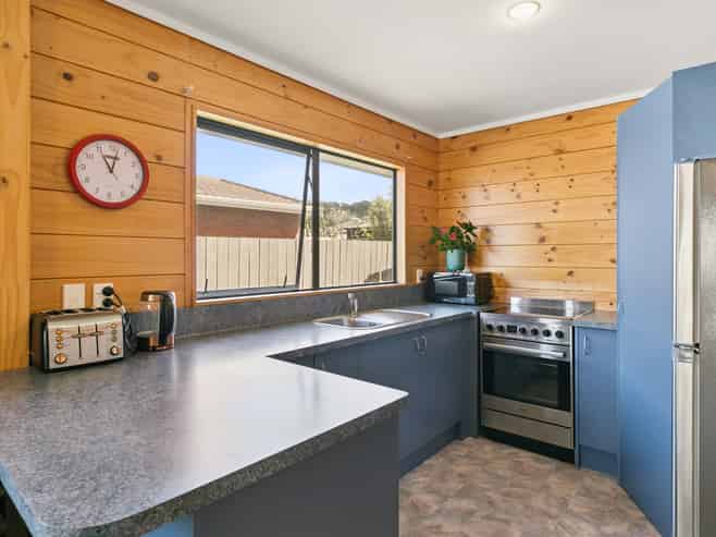 104 Apu Crescent, Lyall Bay