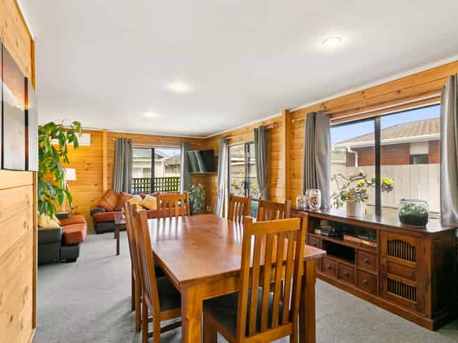 104 Apu Crescent, Lyall Bay