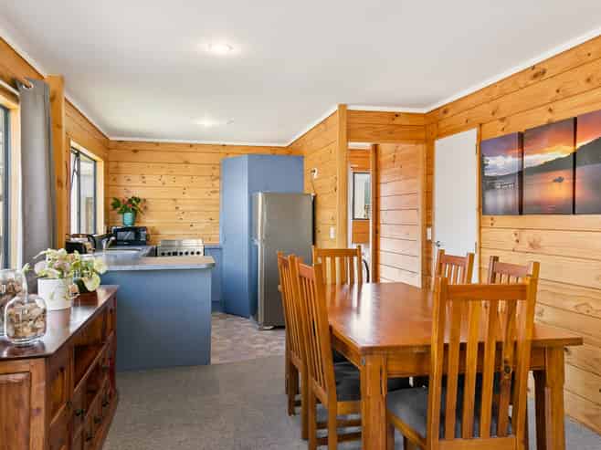 104 Apu Crescent, Lyall Bay