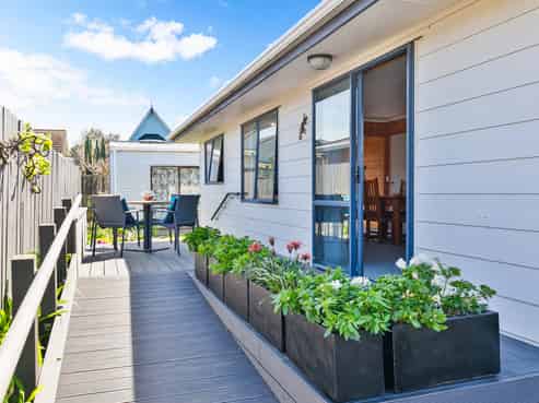 104 Apu Crescent, Lyall Bay