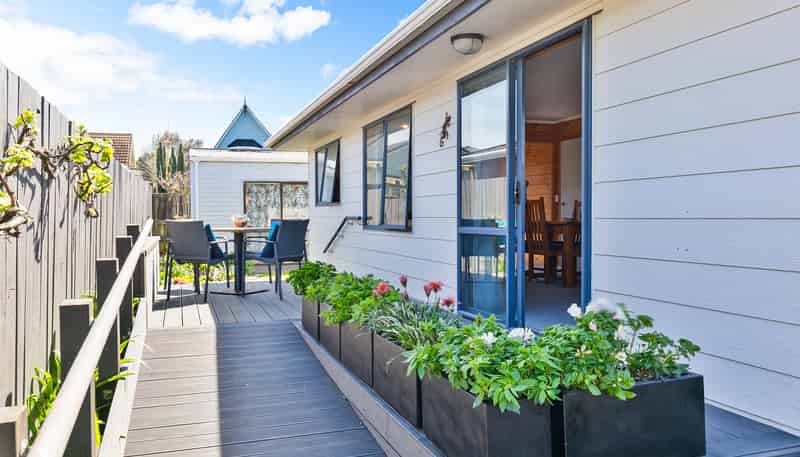 104 Apu Crescent, Lyall Bay