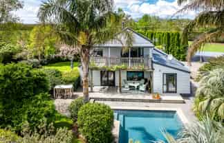 1127 Riverslea Road South, Longlands