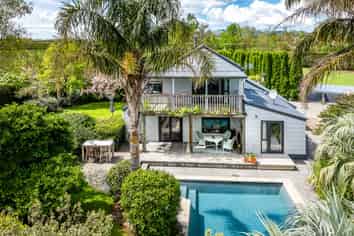 1127 Riverslea Road South, Longlands