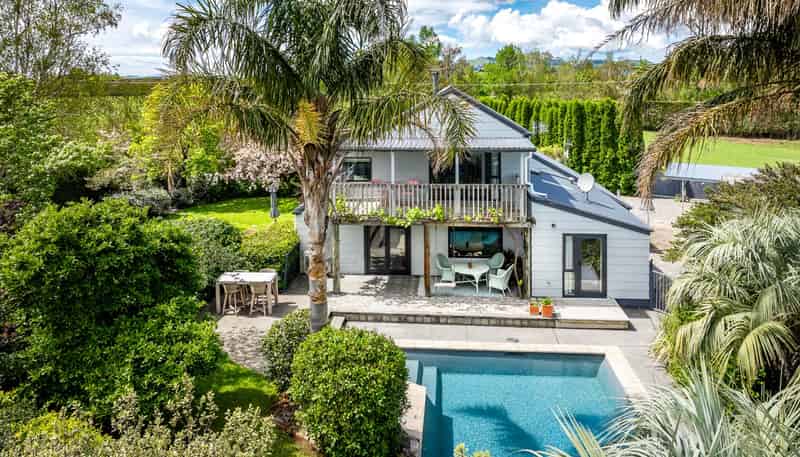 1127 Riverslea Road South, Longlands
