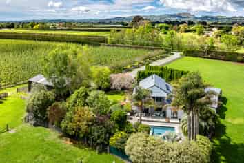 1127 Riverslea Road South, Longlands