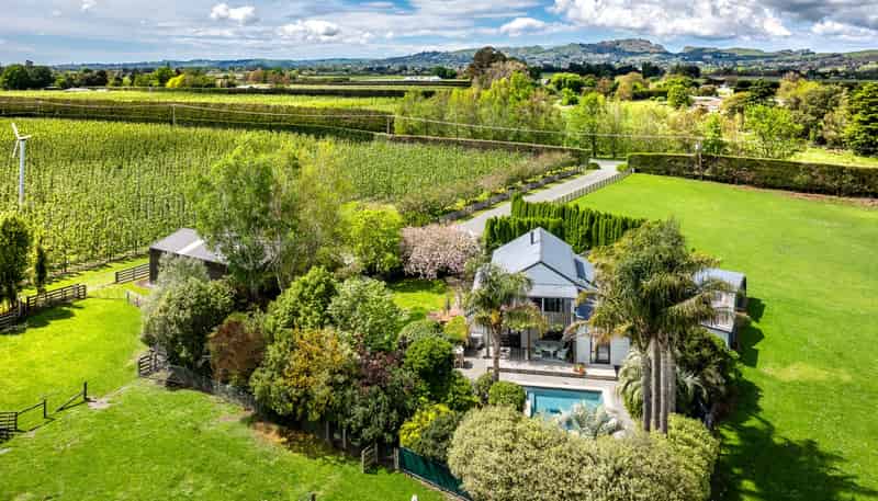 1127 Riverslea Road South, Longlands