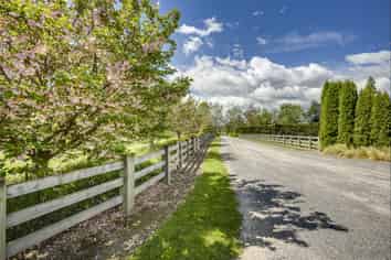 1127 Riverslea Road South, Longlands