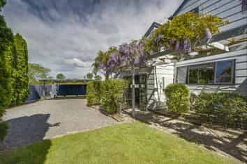 1127 Riverslea Road South, Longlands