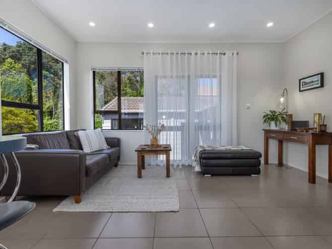 9 Kinnel Grove, Papakowhai