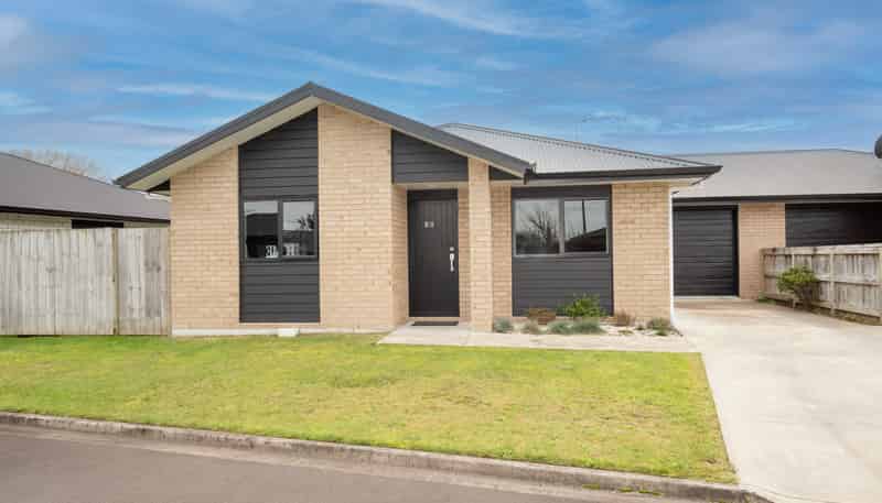 18/11 Errol Close, Burbush