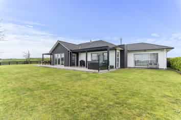 953 Upland Road, Egmont Village