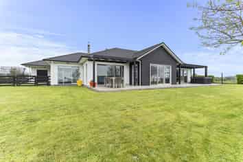 953 Upland Road, Egmont Village