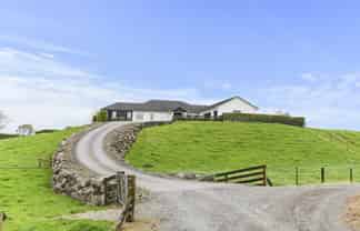 953 Upland Road, Egmont Village