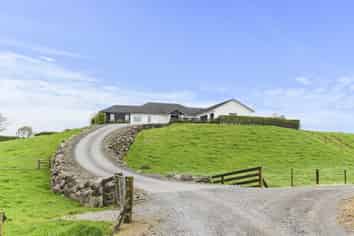 953 Upland Road, Egmont Village