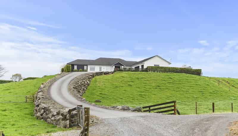 953 Upland Road, Egmont Village