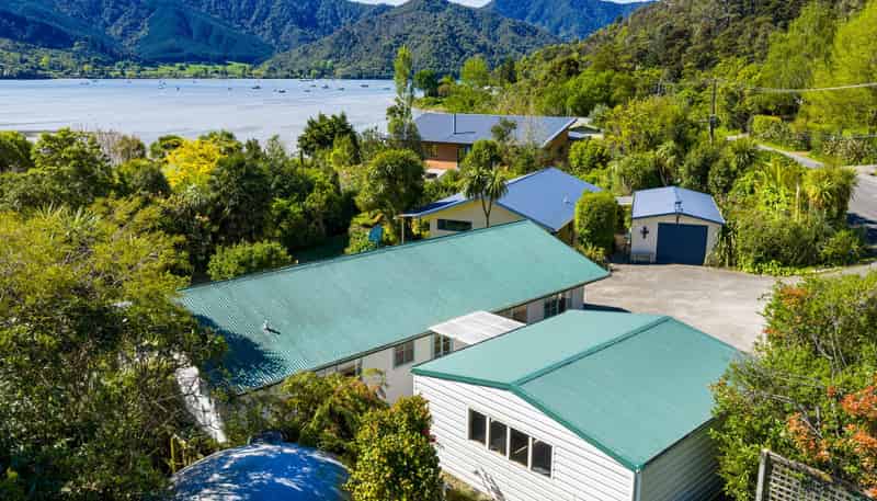 1693 Queen Charlotte Drive, Queen Charlotte Sound