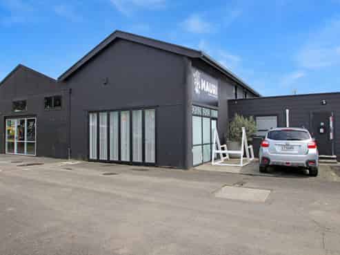 COMMERCIAL WORKSHOP / OFFICE FOR SALE OR LEASE