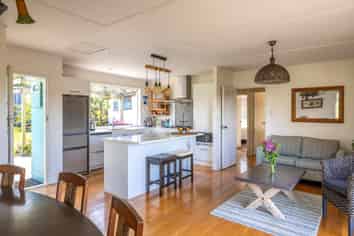4 Mitchell Road, Surfdale