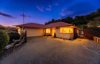 8 Leanne Way, Waikanae Beach