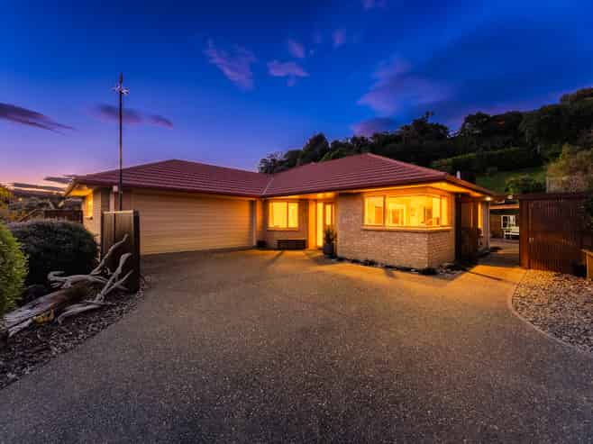 8 Leanne Way, Waikanae Beach