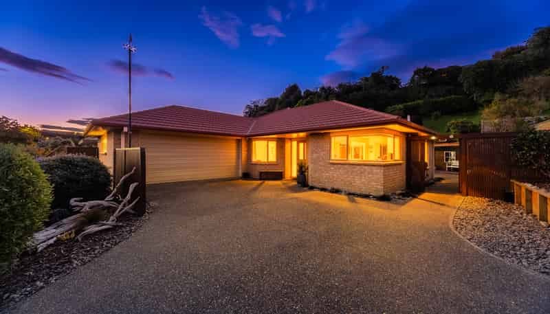 8 Leanne Way, Waikanae Beach