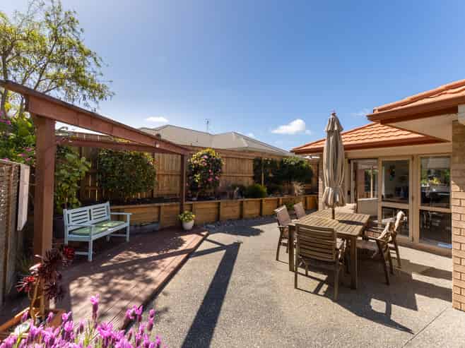 8 Leanne Way, Waikanae Beach