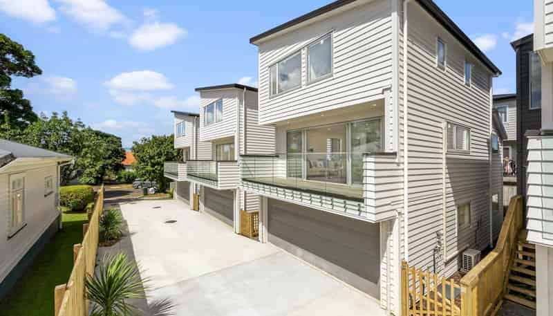 7C Waddell Avenue, Point England