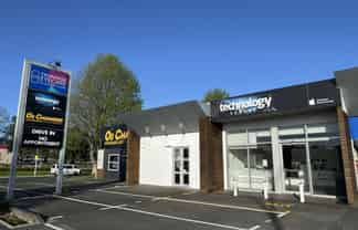 Profile + parking on busy Cameron Road