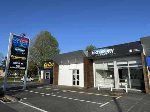 Profile + parking on busy Cameron Road