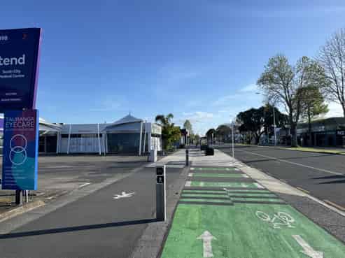 Profile + parking on busy Cameron Road