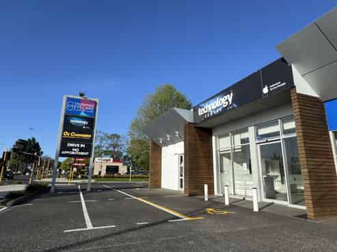 Profile + parking on busy Cameron Road