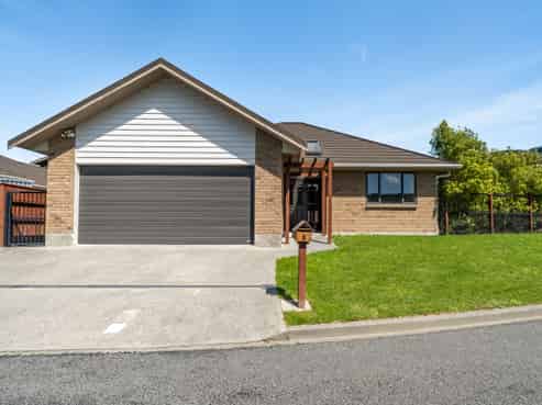 6 Mcewen Crescent, Riverstone Terraces