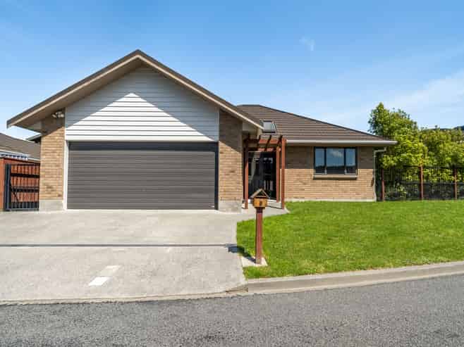 6 McEwen Crescent, Riverstone Terraces
