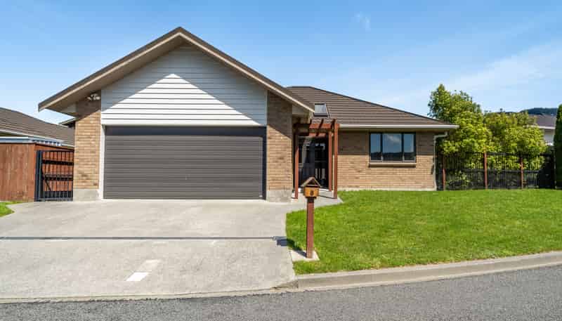 6 McEwen Crescent, Riverstone Terraces