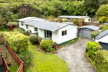 12 Fiona Grove, Karori