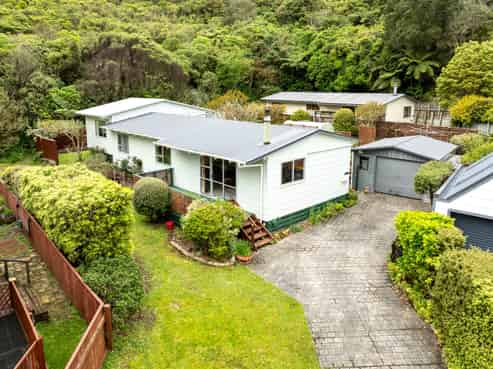 12 Fiona Grove, Karori