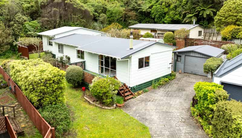 12 Fiona Grove, Karori
