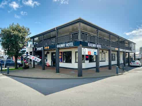 Freehold hotel and motel investment