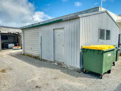 Freehold hotel and motel investment