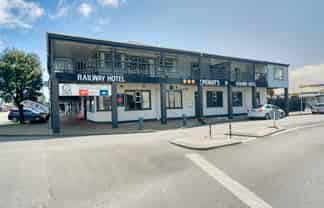 Freehold hotel and motel investment